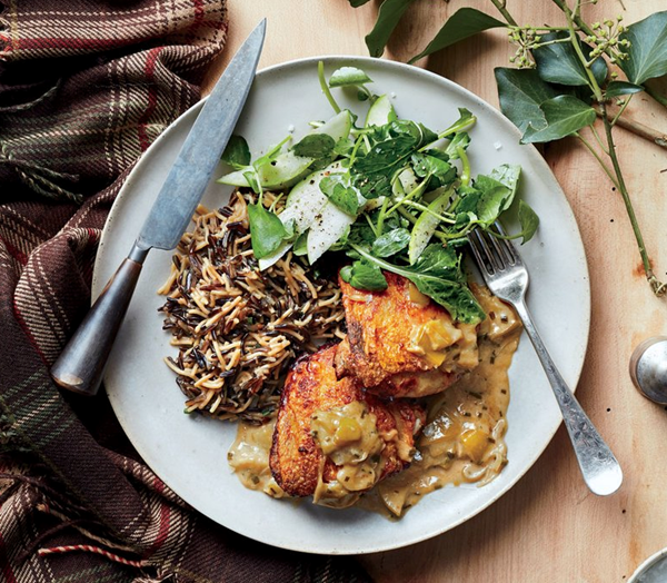 Braised chicken thighs with apples and wild rice
