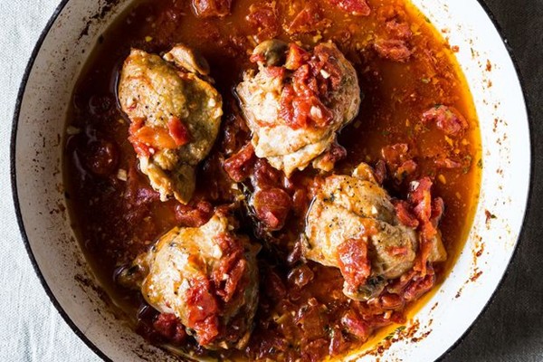 Braised chicken thighs with tomato and garlic