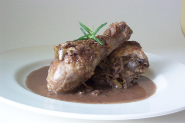 Braised chicken with red wine and leeks 