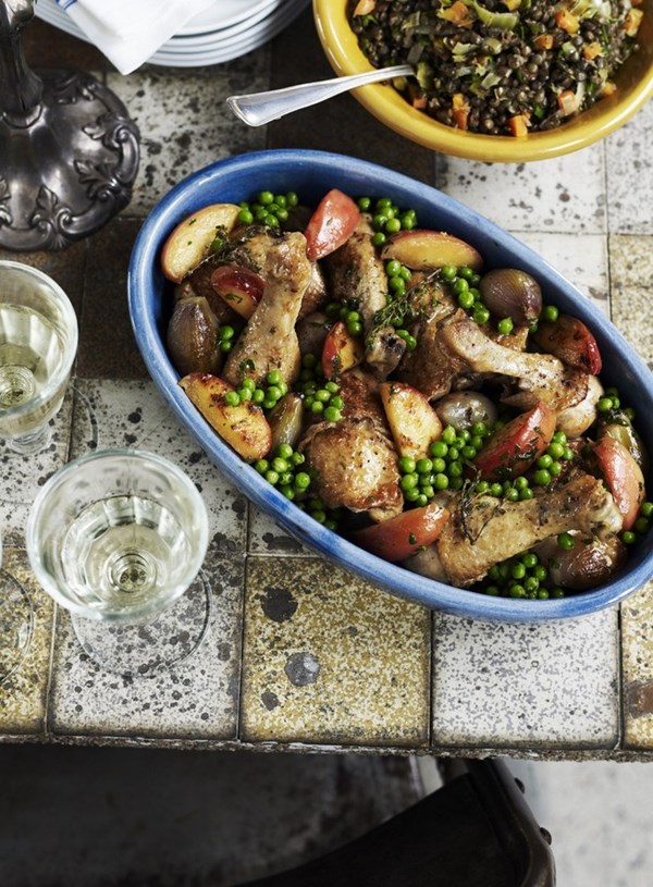 Braised chicken with shallots, peas and apples