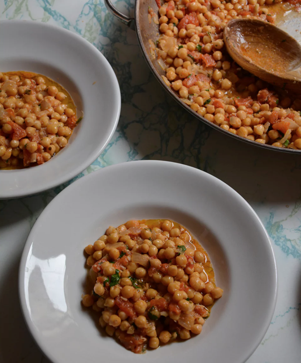 Braised chickpeas with tomatoes, almonds and garlic