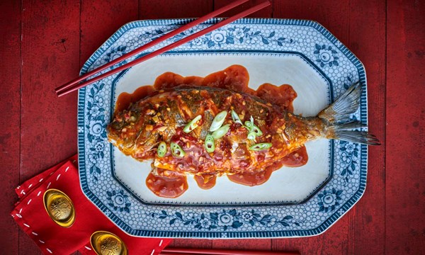 Braised fish with scorched chillies