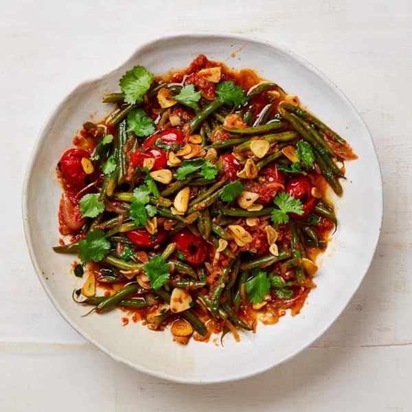 Braised green beans with tomato and garlic