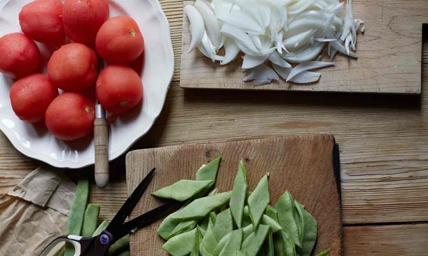 Braised green beans with tomatoes and onions