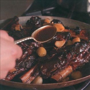 Braised lamb shanks with garlic