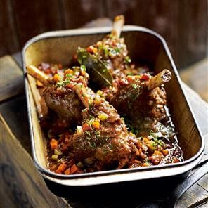 Braised lamb shanks with red wine, tomato and vinegar