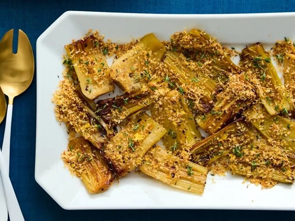 Braised leeks with thyme breadcrumbs