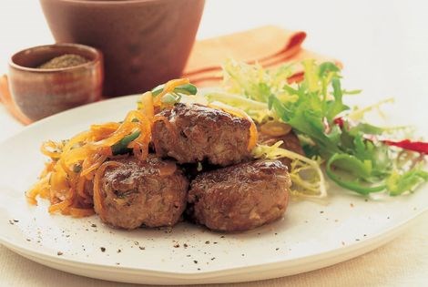 Braised minced beef patties with onions
