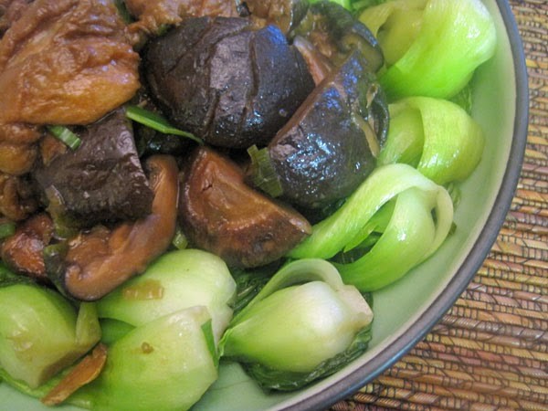 Braised mushrooms and gluten puffs (Xiānggū shāo miànjīn / 香菇燒麵筋)