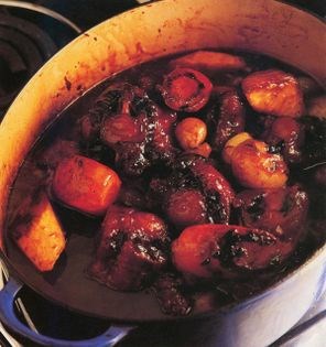 Braised oxtail with root vegetables & red wine