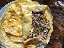 Braised pork omelet rolls (Qīngdùn dànjuăn / 清燉蛋捲)