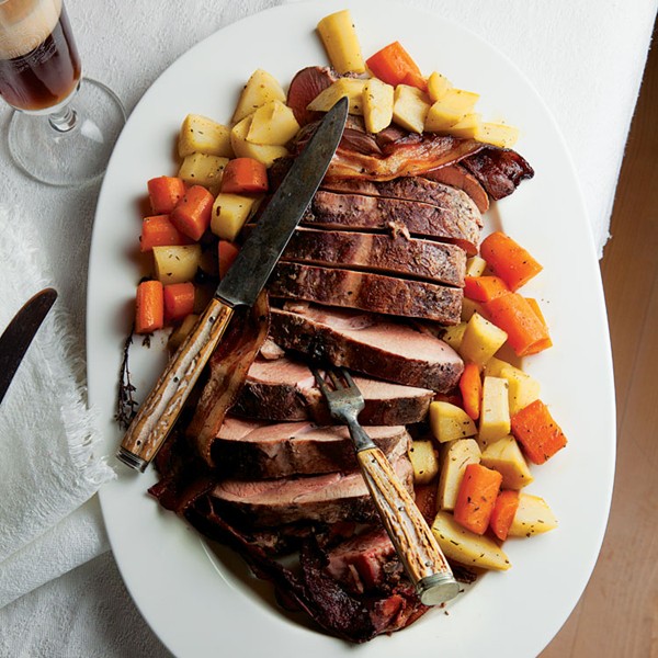 Braised pork roast with root vegetables (Schweineschmorbraten mit rübengemüse)
