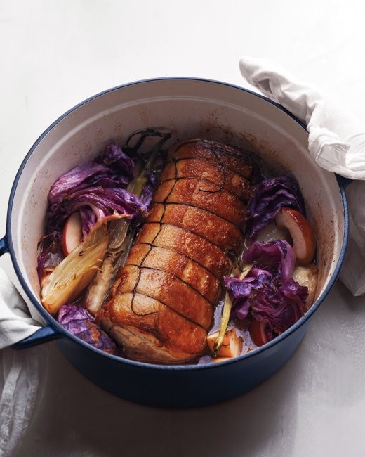 Braised pork with cabbage and apples