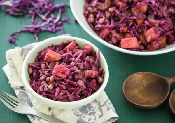 Braised red cabbage with beans