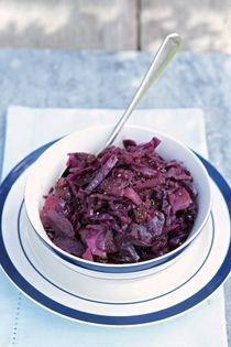 Braised red cabbage with red wine and pears
