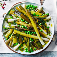 Braised salad onions and peas