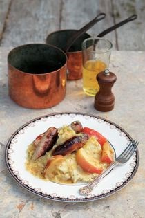 Braised sausages with leeks, apples and cider