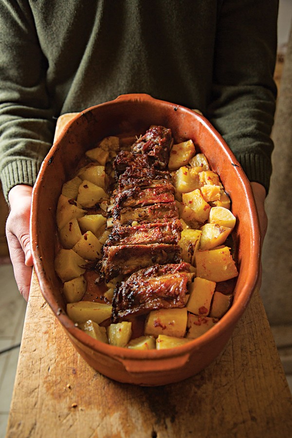 Braised spareribs and potatoes (Entrecosto no forno)