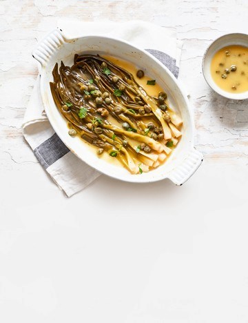 Braised spring onions with lemons and capers