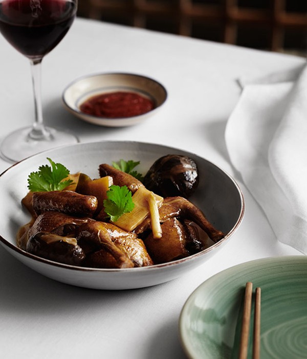 Braised squab with oyster sauce and shiitake mushrooms (Tung ku wat yu kap)