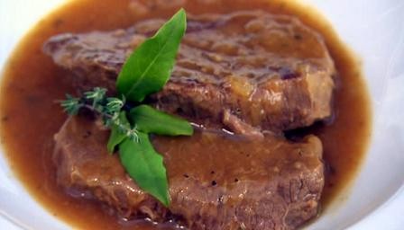 Braised steaks with gravy