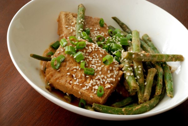 Braised tempeh with green beans in sesame sauce