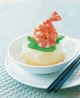 Braised turnip with prawn and mangetout (Taki-awase)