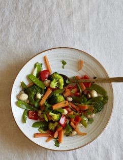Braised vegetables with lemon and parsley