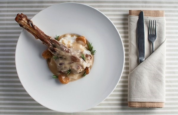 Braised venison shanks with garlic