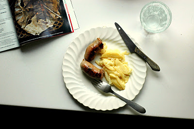 Bratwurst with creamy apple compote