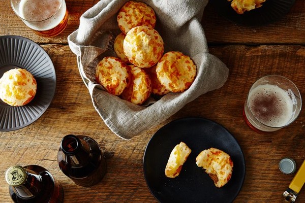 Brazilian cheesy bread (Pão de queijo)