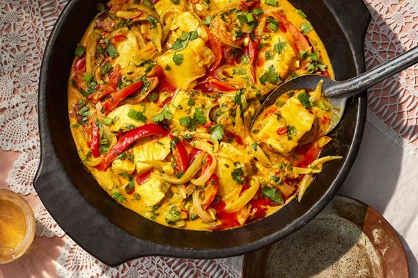Brazilian fish stew with toasted cassava and dende oil (Moqueca com farofa de dende) [Junior Borges]