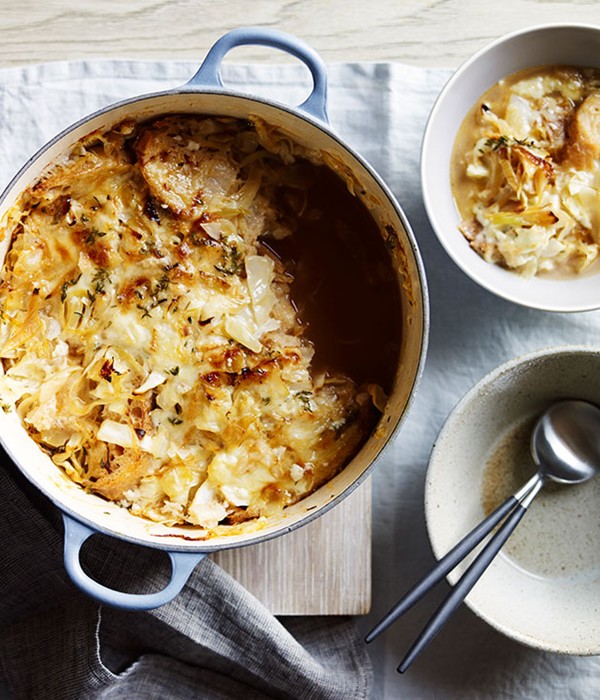 Bread and cabbage soup with Fontina and thyme