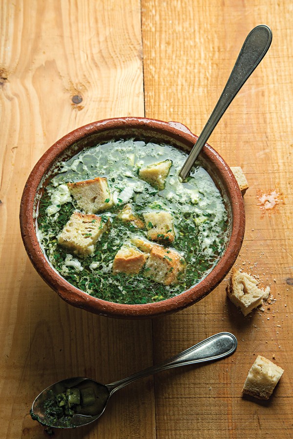 Bread and garlic soup with cilantro (Açorda à Alentejana)