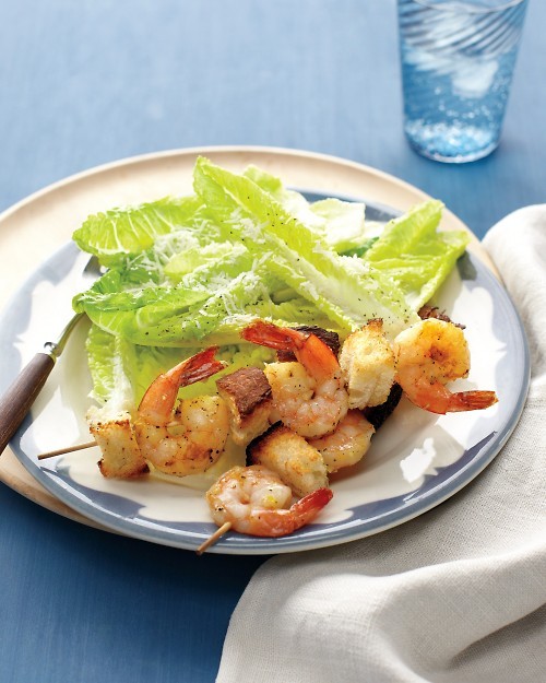 Bread and shrimp skewers with romaine salad