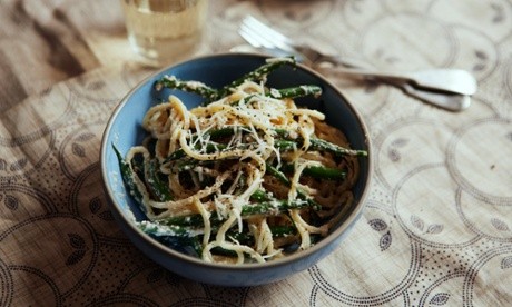 Bread and walnut pasta sauce