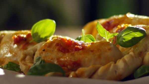 Bread pockets with cheese and stewed capsicum (Calzoni con caciocavallo e peperonata)