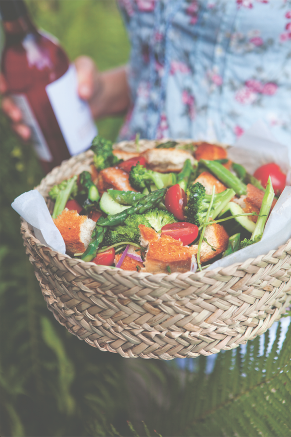 Bread salad with early summer vegetables