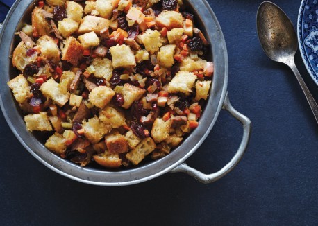 Bread stuffing with tempeh bacon