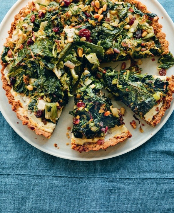 Bread tart with greens, pine nuts and raisins 