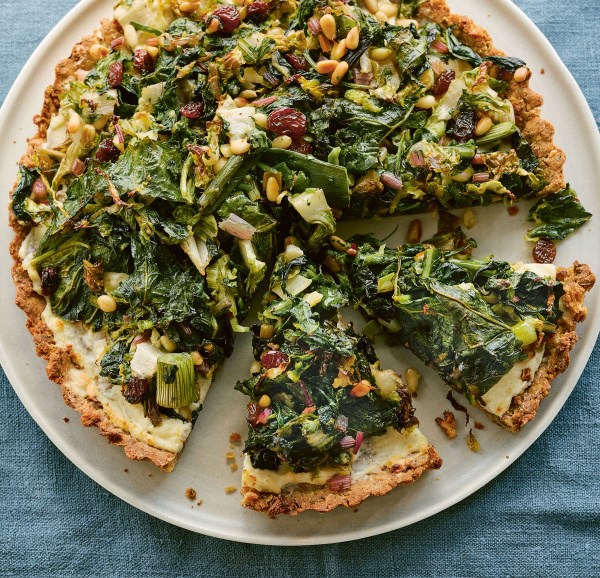 Bread tart with greens, pine nuts and raisins