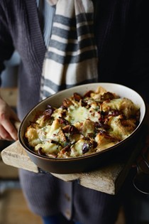 Bread, wine and cheese gratin