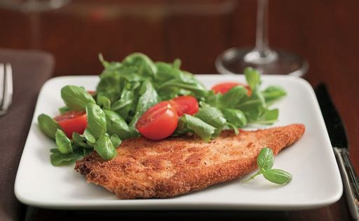 Breaded chicken cutlets with tomato-and-arugula salad (Petto di pollo impanato con insalata di pomodori e rucola)