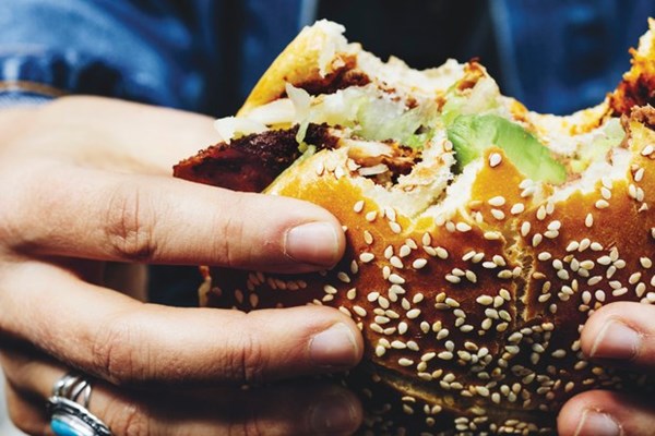 Breaded chicken sandwiches with sesame rolls (Cemita poblana de Milanesa)