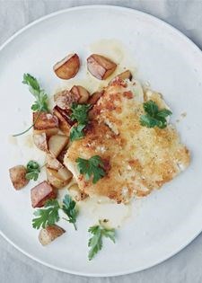 Breaded plaice with white wine sauce and sautéed potatoes (Fiskefilet med hvidvinssovs og brasede kartofler)