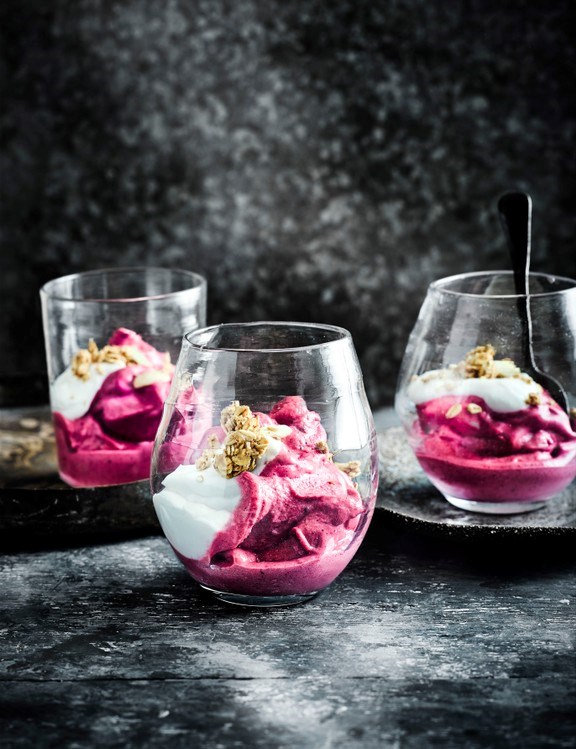 Breakfast berry fro-yo
