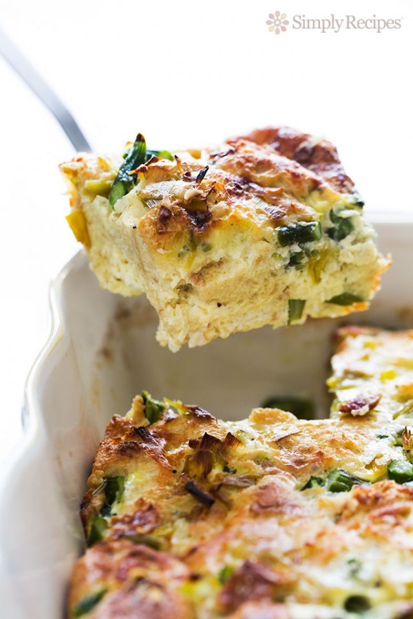 Breakfast casserole with leeks and asparagus