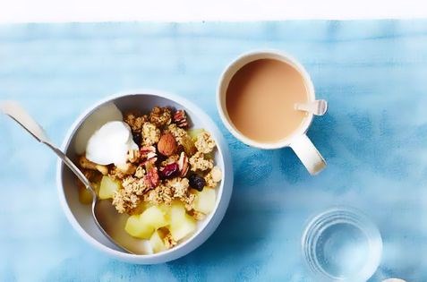 Breakfast crumble with apple and honey