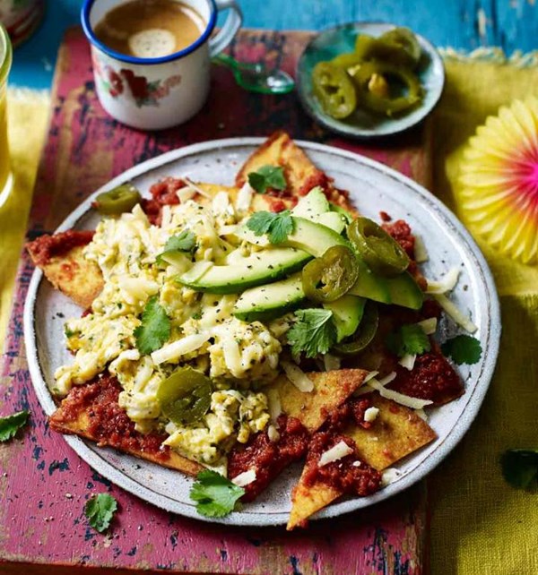 Breakfast nachos (Chilaquiles rojos)