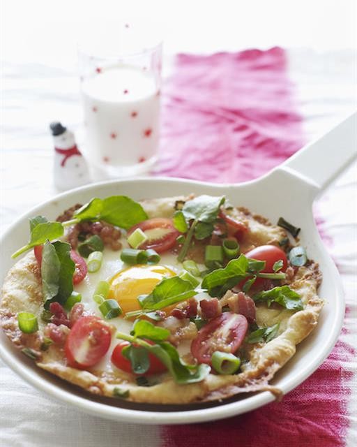 Breakfast pan pizza